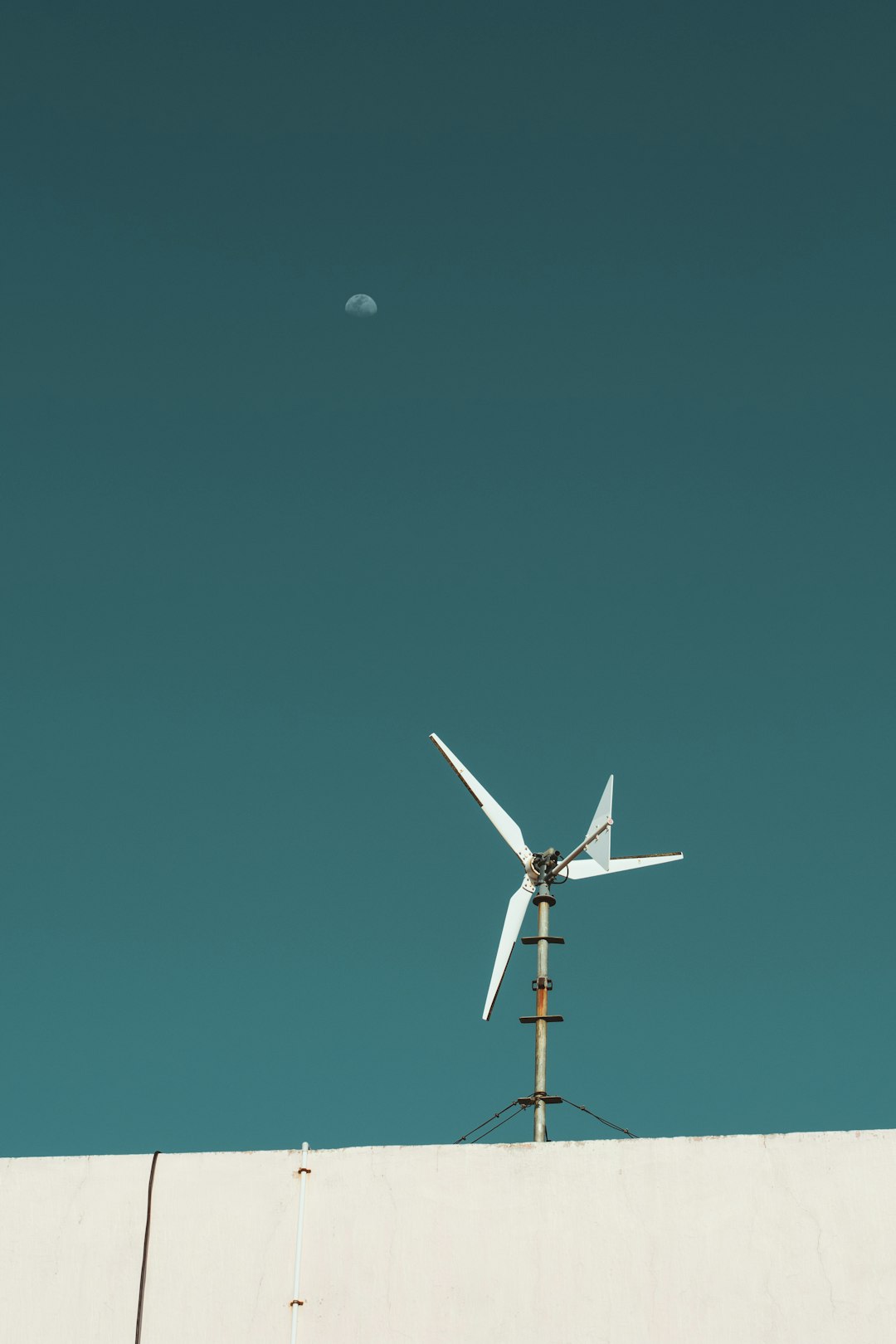 white-and-brown-wind-turbine-x-0zz0uatt0
